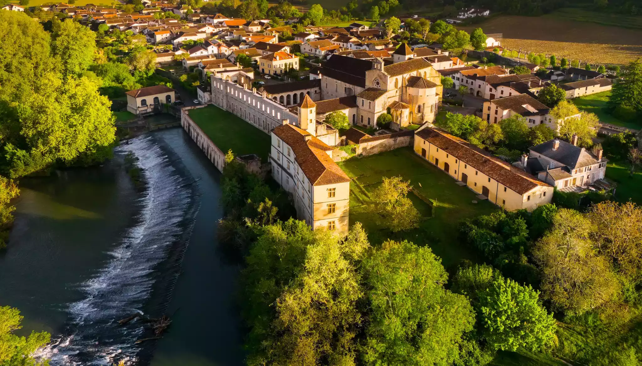 Vue aérienne de l'Abbaye de Sorde